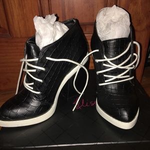 CHINESE LAUNDRY ELISE COLLECTION ACCOMPLICE BOOTIE